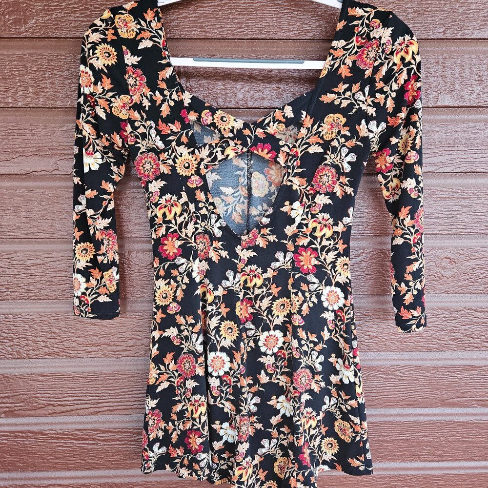🖖 Forever 21 🖖 floral romper w/ criss-cross back